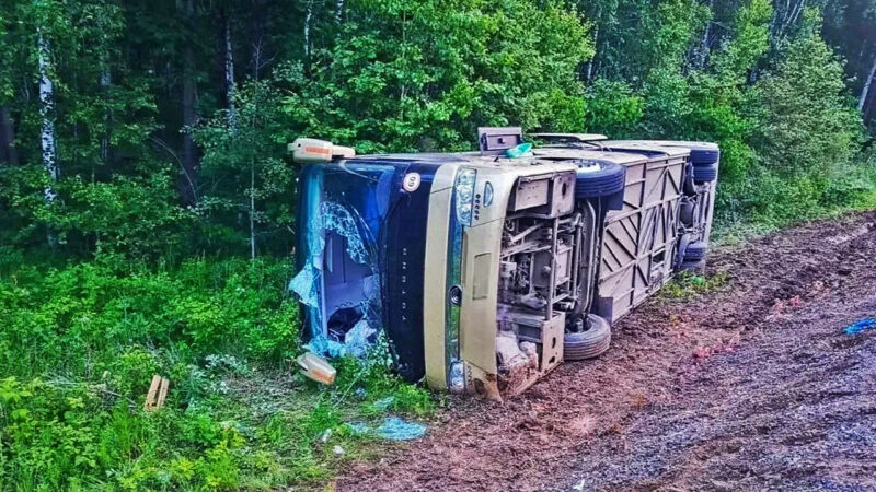 В Хабаровском крае автобус с вахтовиками съехал в кювет: есть пострадавшие