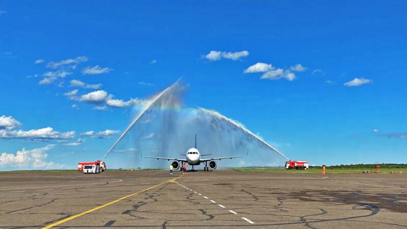 Благовещенск торжественно встретил первый за несколько лет рейс из Петропавловска-Камчатского водной аркой