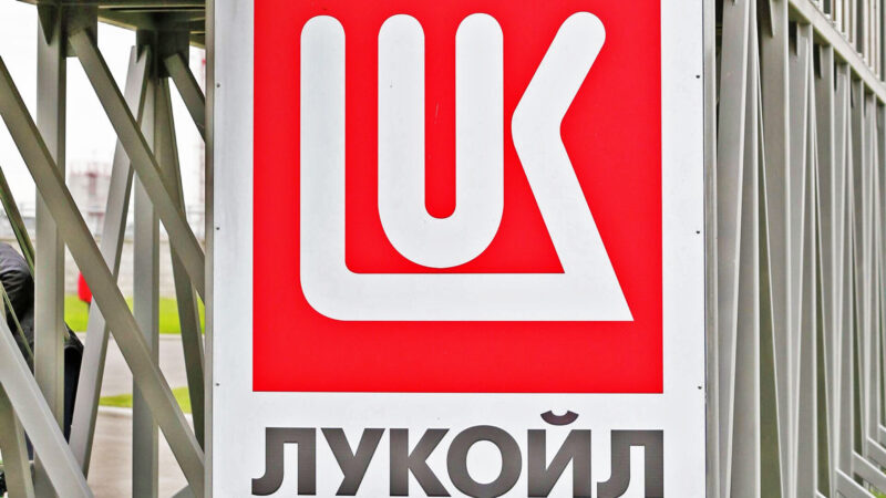 СРОЧНО: ЛУКОЙЛ достиг соглашения о продаже своего зарубежного бизнеса инвестфонду Carlyle