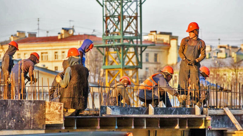 Рабочие — новый элитный класс: почему в России каждая четвертая вакансия для рабочих, а их зарплаты опережают офисных сотрудников