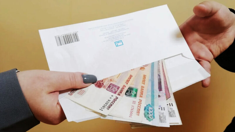 Каждый третий готов работать «в тени»: почему россияне всё чаще выбирают зарплату в конверте и что не так с экономикой