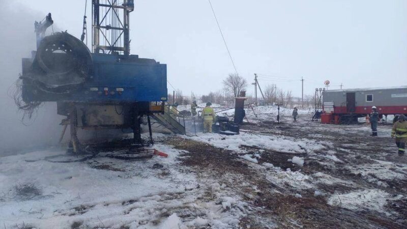 Пожар на нефтяной скважине в Самарской области: четверо рабочих госпитализированы