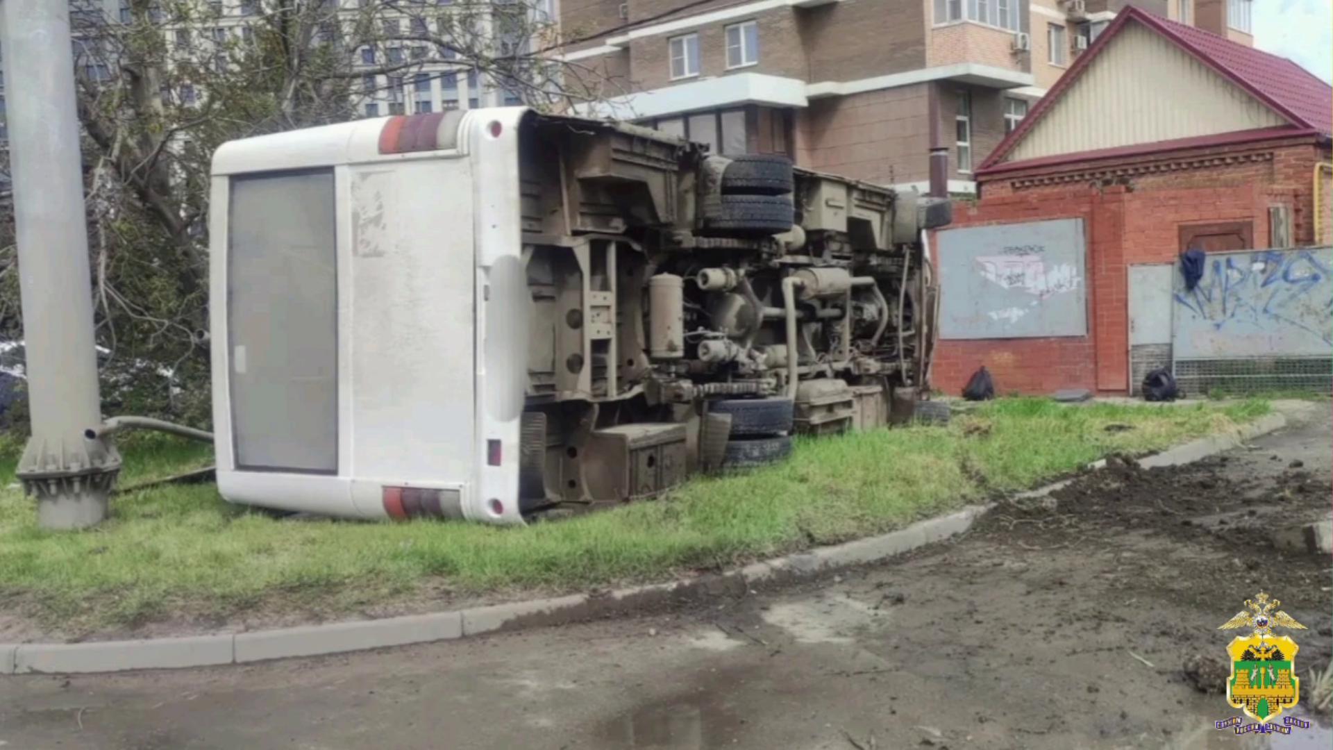 Перевернулся автобус с вахтовиками в Краснодаре: шесть пострадавших, возбуждено уголовное дело